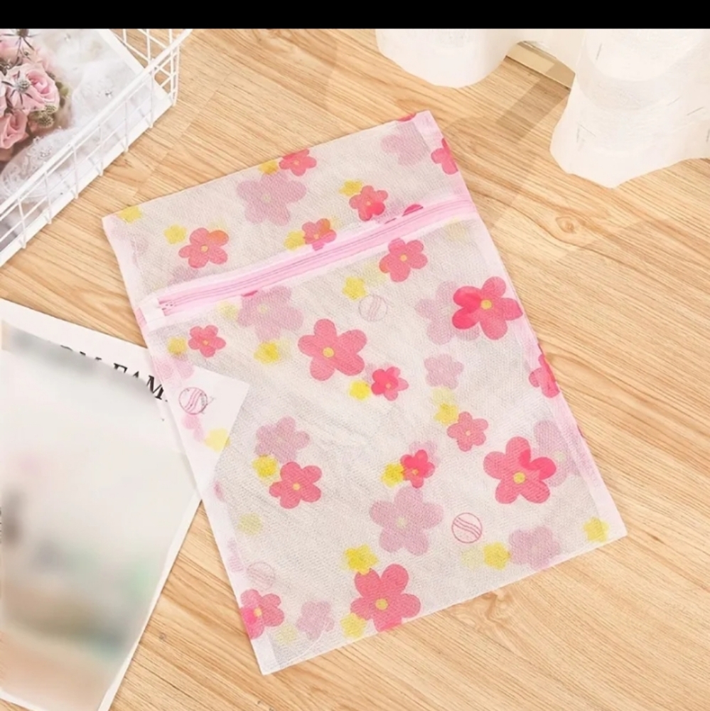 Zippered Mesh Laundry Bag
